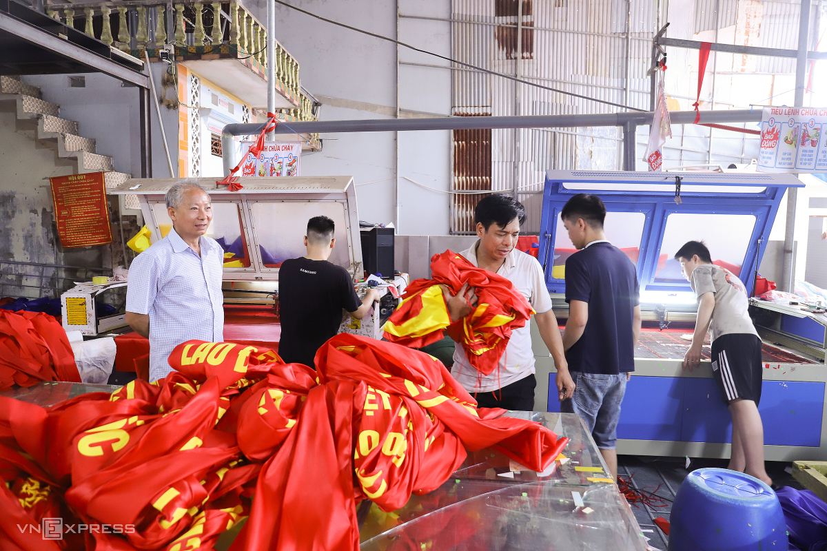 Làng may cờ Tổ quốc tất bật dịp 30/4 - 2