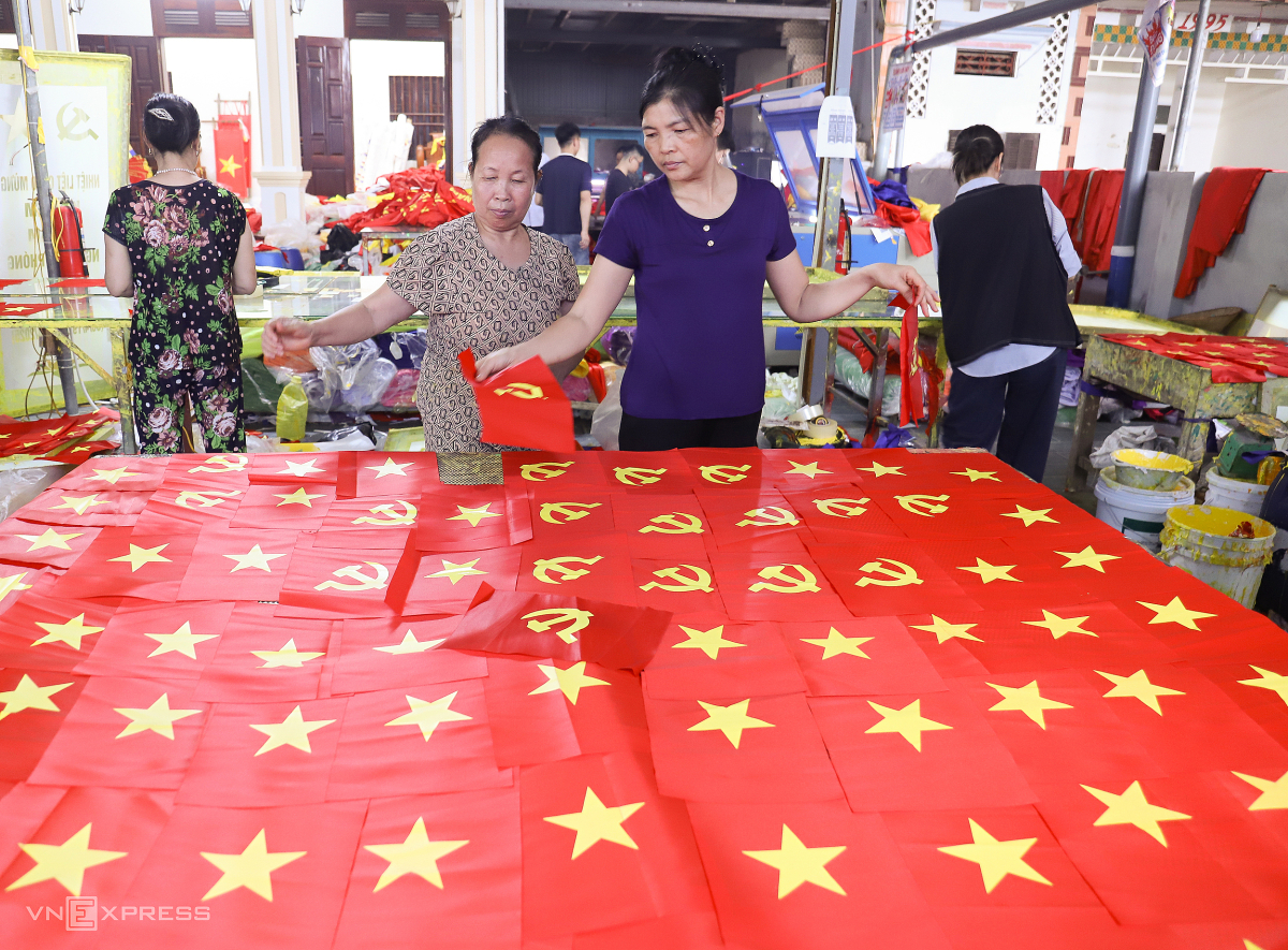 Làng may cờ Tổ quốc tất bật dịp 30/4 - 4