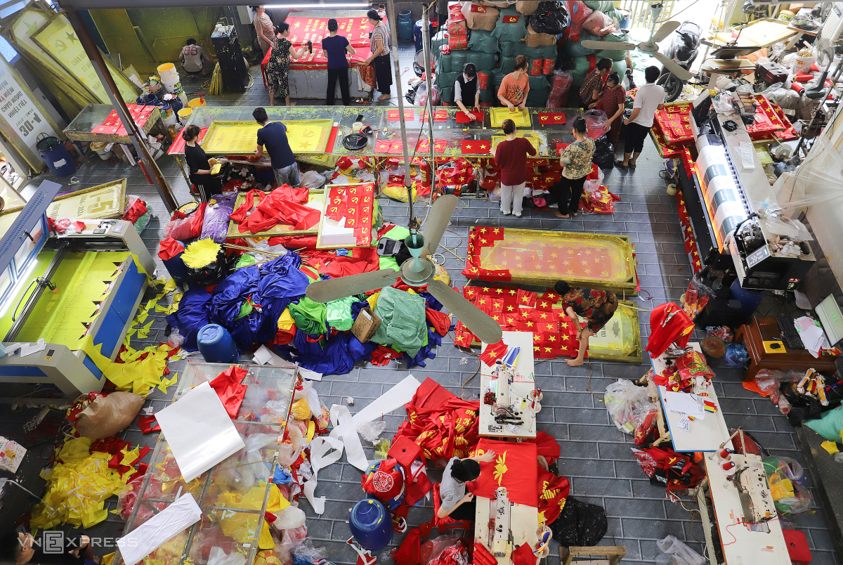 Cách trung tâm Hà Nội 30 km, làng Từ Vân, xã Lê Lợi, huyện Thường Tín có nghề may, thêu cờ. Nơi đây mỗi năm cung cấp hàng triệu lá cờ Tổ quốc cho cả nước.