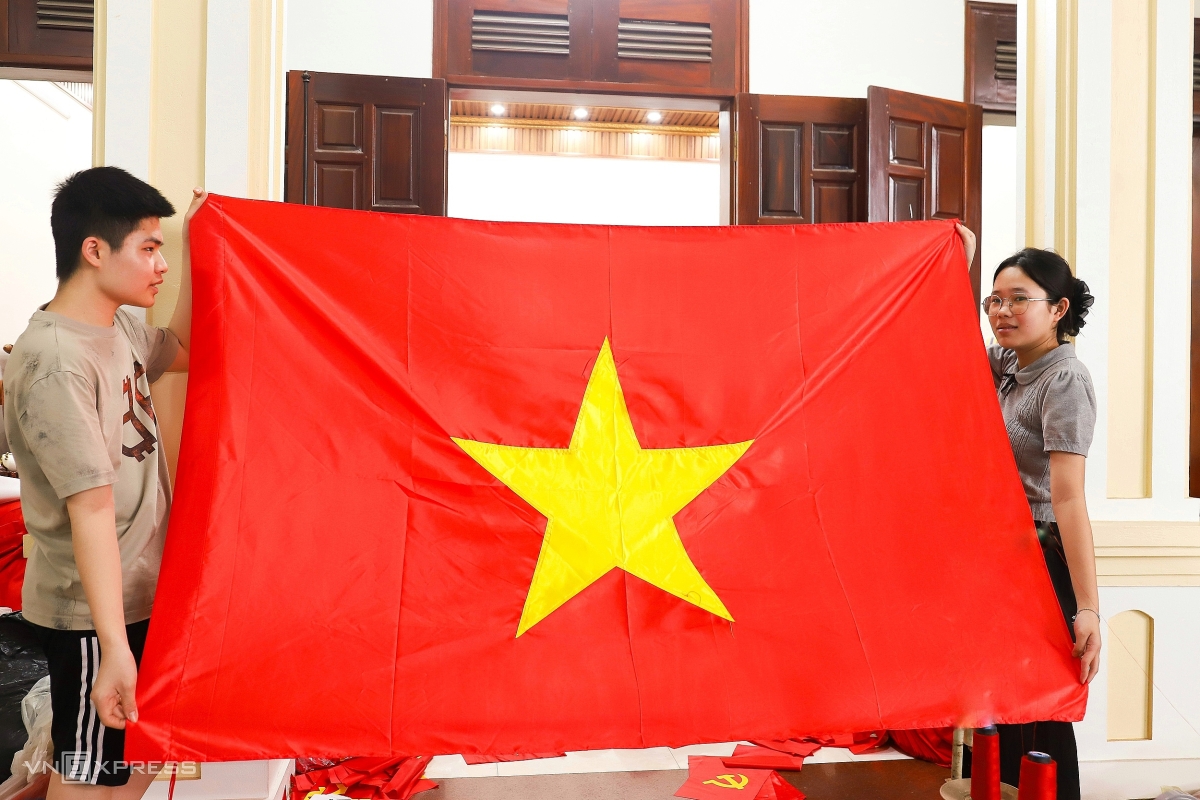 Làng may cờ Tổ quốc tất bật dịp 30/4 - 12