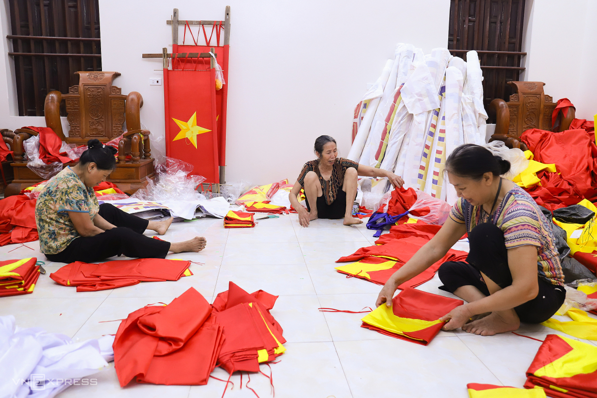 Làng may cờ Tổ quốc tất bật dịp 30/4 - 9
