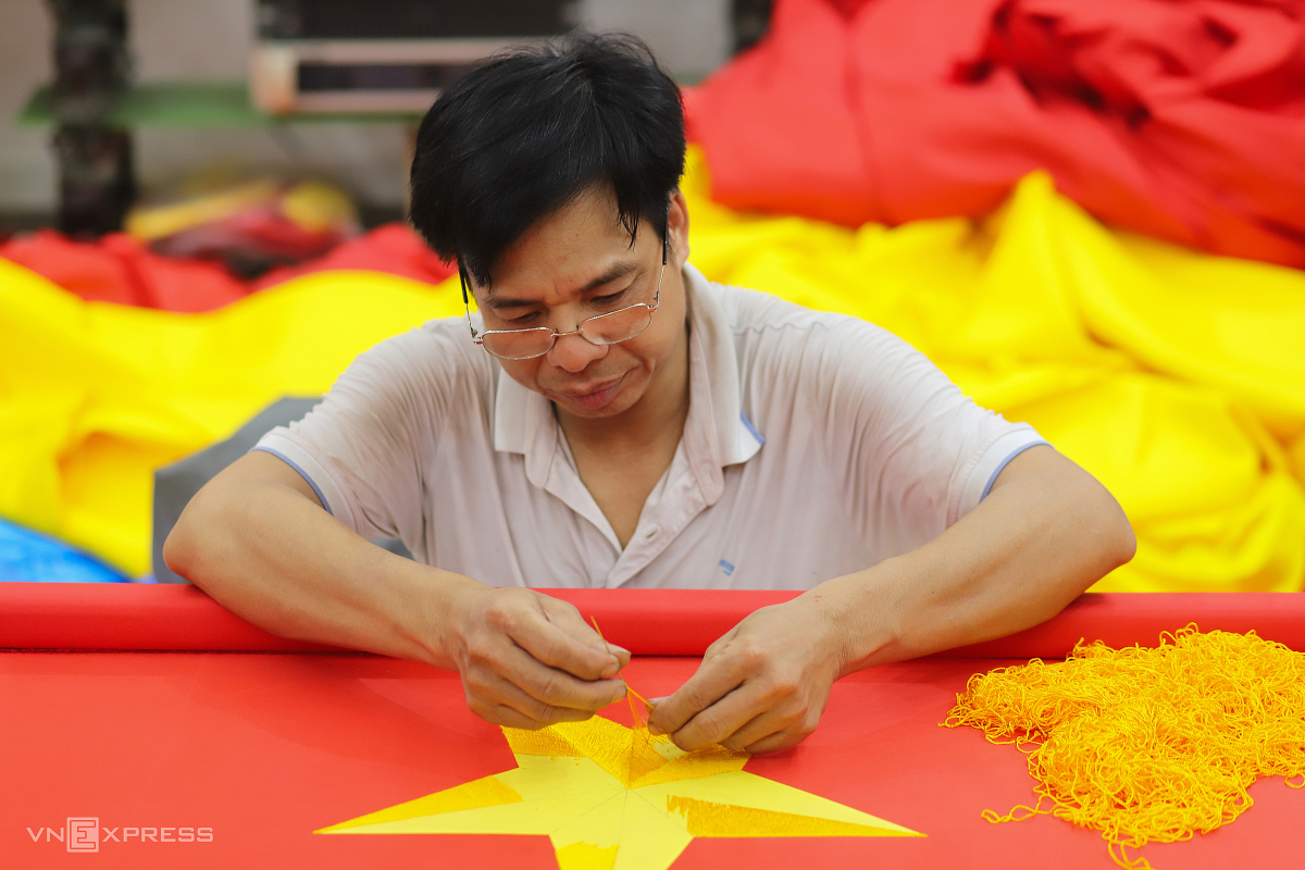 Làng may cờ Tổ quốc tất bật dịp 30/4 - 10