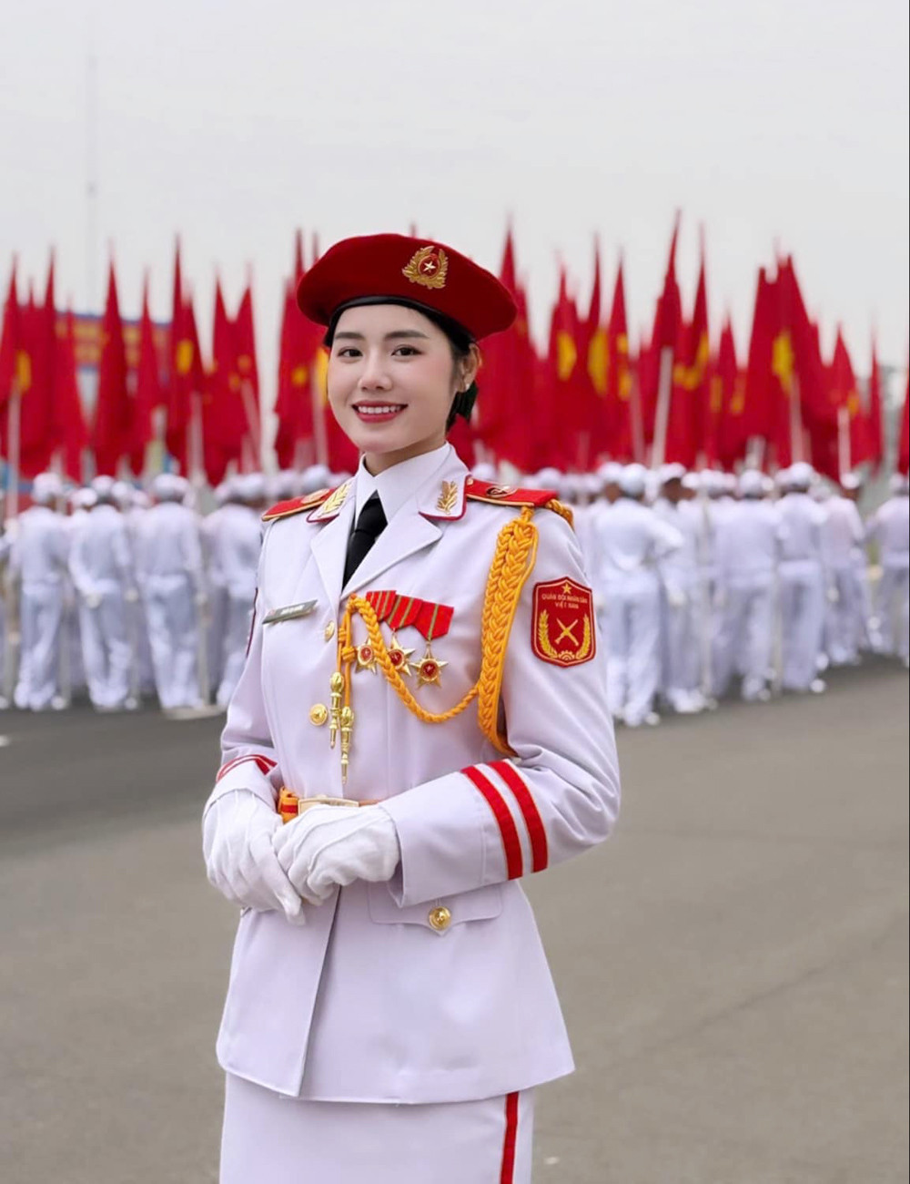 Tôi từng tham gia Lễ diễu binh kỷ niệm 70 năm chiến thắng Điện Biên Phủ và lần này được tham gia Lễ diễu binh chào mừng 50 năm Ngày giải phóng miền Nam, thống nhất đất nước. Không phải ai cũng có cơ hội góp mặt trong những sự kiện lớn như vậy nên tôi cảm thấy vô cùng may mắn, vinh dự, xen lẫn chút hồi hộp, Trung uý Thân Thị Hưởng chia sẻ. 