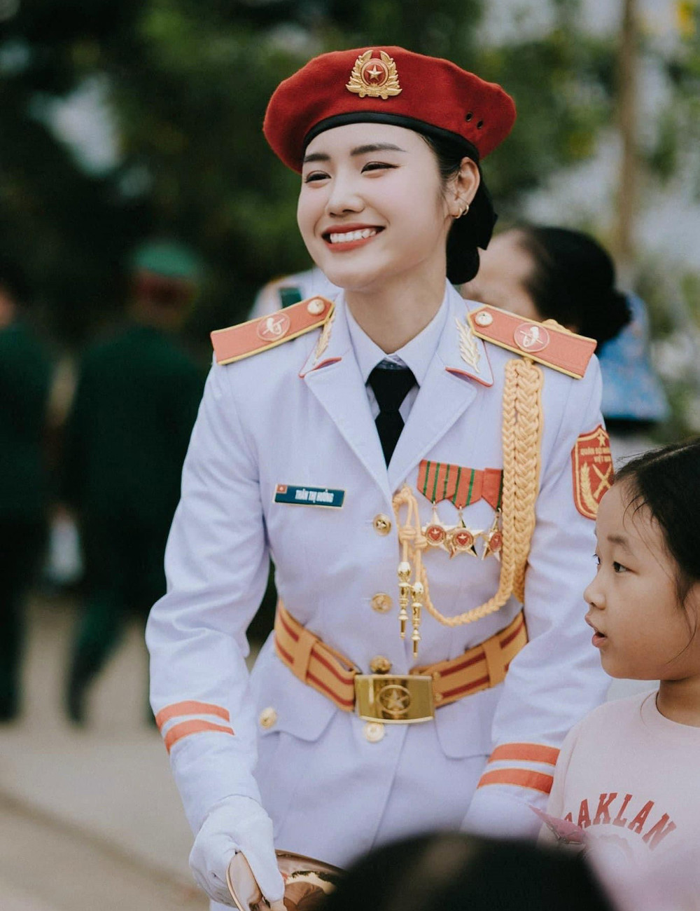 Khác với các khối diễu binh khác, khối Quân nhạc nữ phải mang theo nhạc cụ như trống, kèn đồng…, có loại trọng lượng lên tới 10-20kg. Nhạc cụ mà Hưởng sử dụng là kèn trombone nặng khoảng 2-3kg. Khối Quân nhạc nữ không chỉ diễu binh mà còn tham gia chương trình nghệ thuật Đất nước trọn niềm vui.