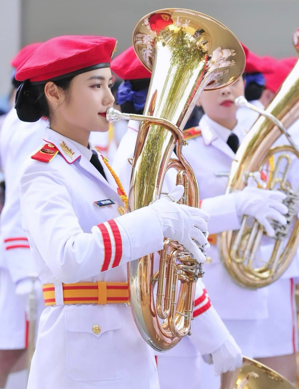 Trung uý Thân Thị Hưởng (SN 2000, quê Bắc Giang) là một trong những nữ chiến sĩ nổi bật của khối nữ Quân nhạc tham dự lễ diễu binh, diễu hành chào mừng 50 năm Ngày giải phóng miền Nam, thống nhất đất nước.