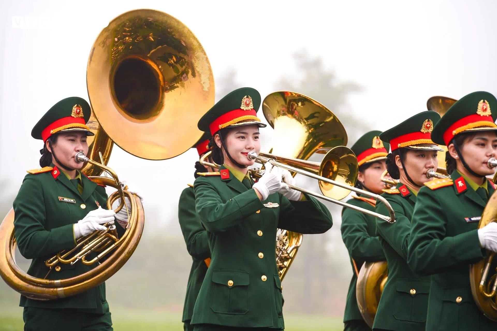 Mỗi ngày, Hưởng dậy từ 5h, thực hiện các công tác chuẩn bị và ra thao trường tập luyện. Vì luyện tập trong thời tiết khắc nghiệt, cô và các đồng đội phải chăm chỉ bôi kem chống nắng, dưỡng ẩm để da không bị cháy nắng.