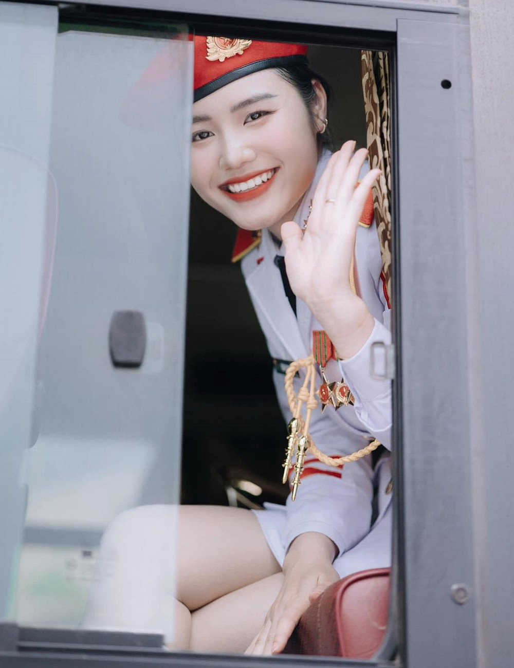 Được biết, cô và đồng đội bắt đầu tập luyện từ cách đây 4 tháng. Ngày 3/4, họ vào TPHCM để tiến hành hợp luyện các khối diễu binh, diễu hành.