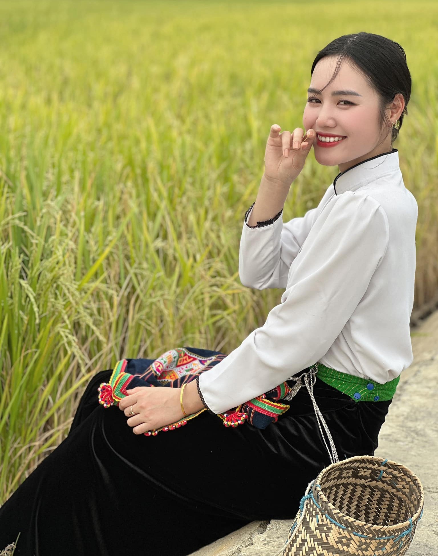 Những ngày qua, hình ảnh xinh đẹp của Hưởng được chia sẻ trên nhiều diễn đàn mạng, cô gái nhận về nhiều lời khen về ngoại hình và phong thái của một nữ quân nhân.
