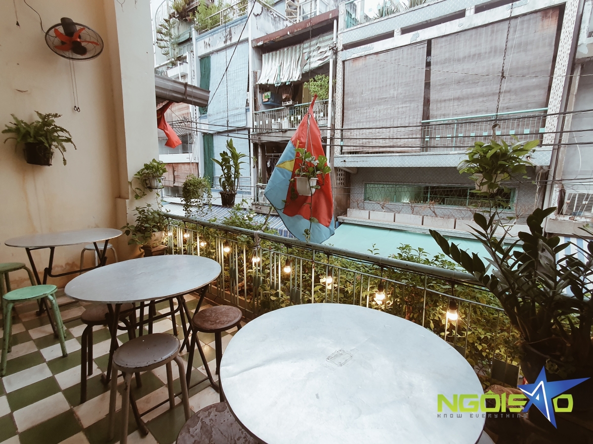 Căn nhà cổ hai tầng, có ban công rộng, treo cờ của Mặt trận Dân tộc Giải phóng miền Nam Việt Nam, nằm trong con hẻm nối hai con đường Nguyễn Đình Chiểu - Võ Văn Tần đông người, xe qua lại.