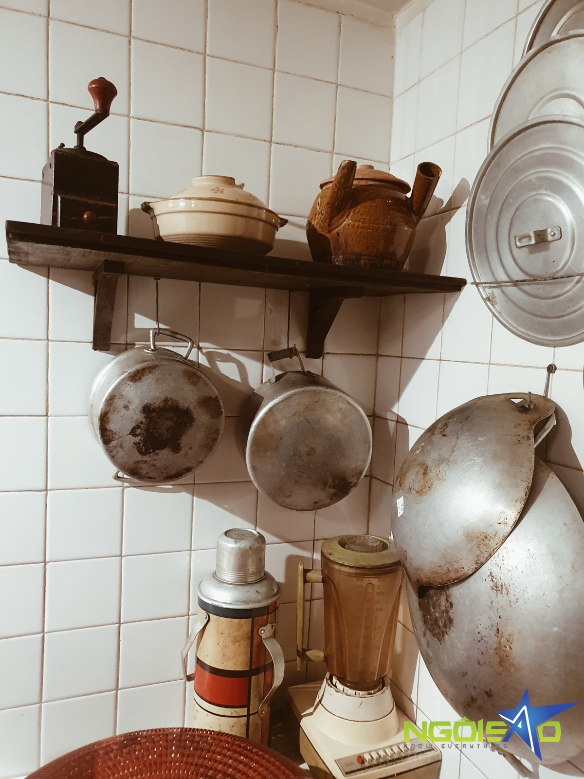 Góc bếp trong căn nhà được bài trí một số loại đồ dùng với mẫu mã thập niên 1960. Quá trình phục dựng các căn cứ Biệt động Sài Gòn, ông Trần Kiến Xương cùng cộng sự kết hợp hiện vật thật liên quan đến quá trình hoạt động của các chiến sĩ biệt động với đồ cổ được sưu tầm từ nhiều nơi.