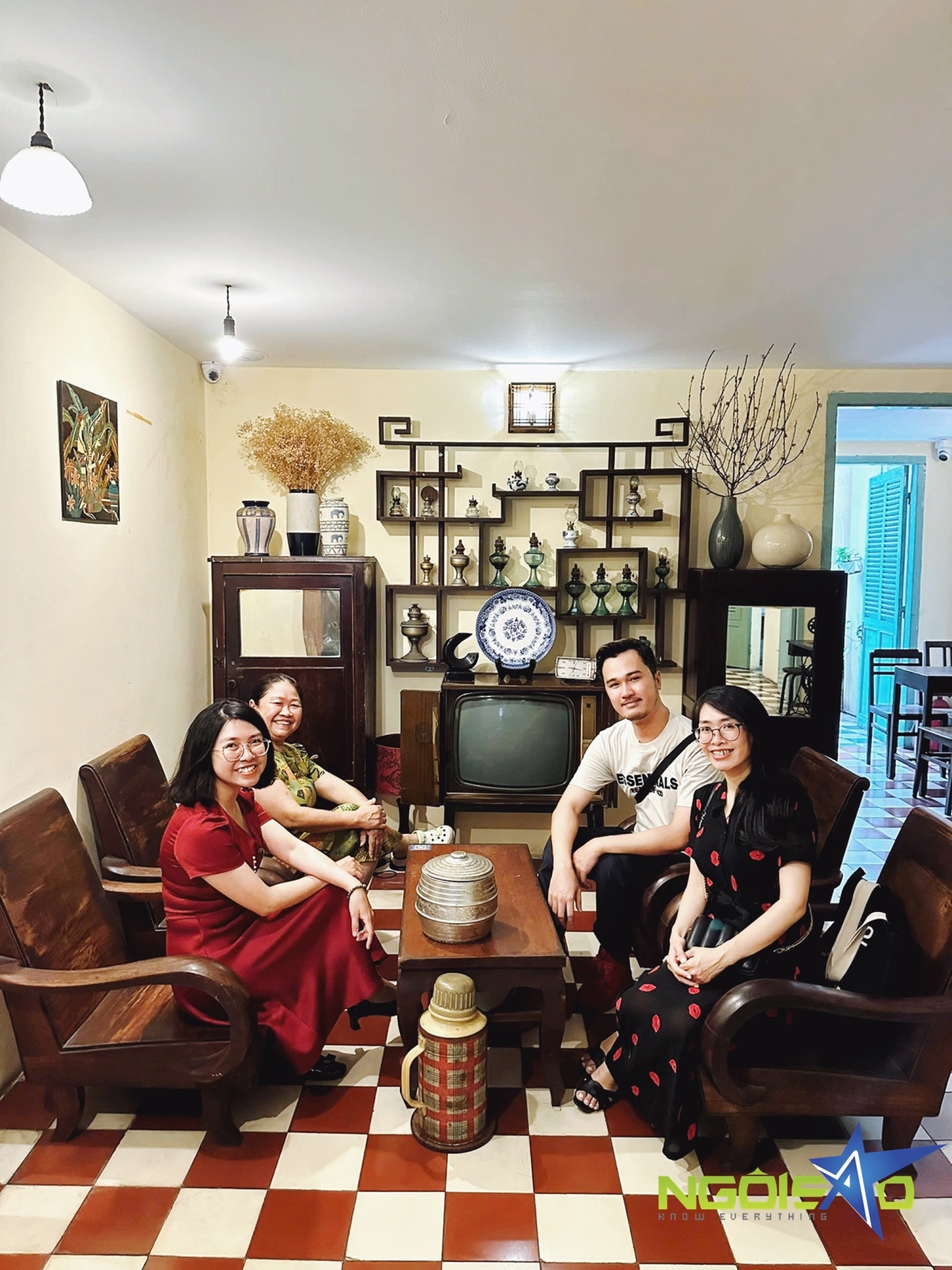 Căn nhà được bài trí cơ bản nhưng sang trọng, có không khí nơi ở của một thương nhân thành đạt những năm 1960.