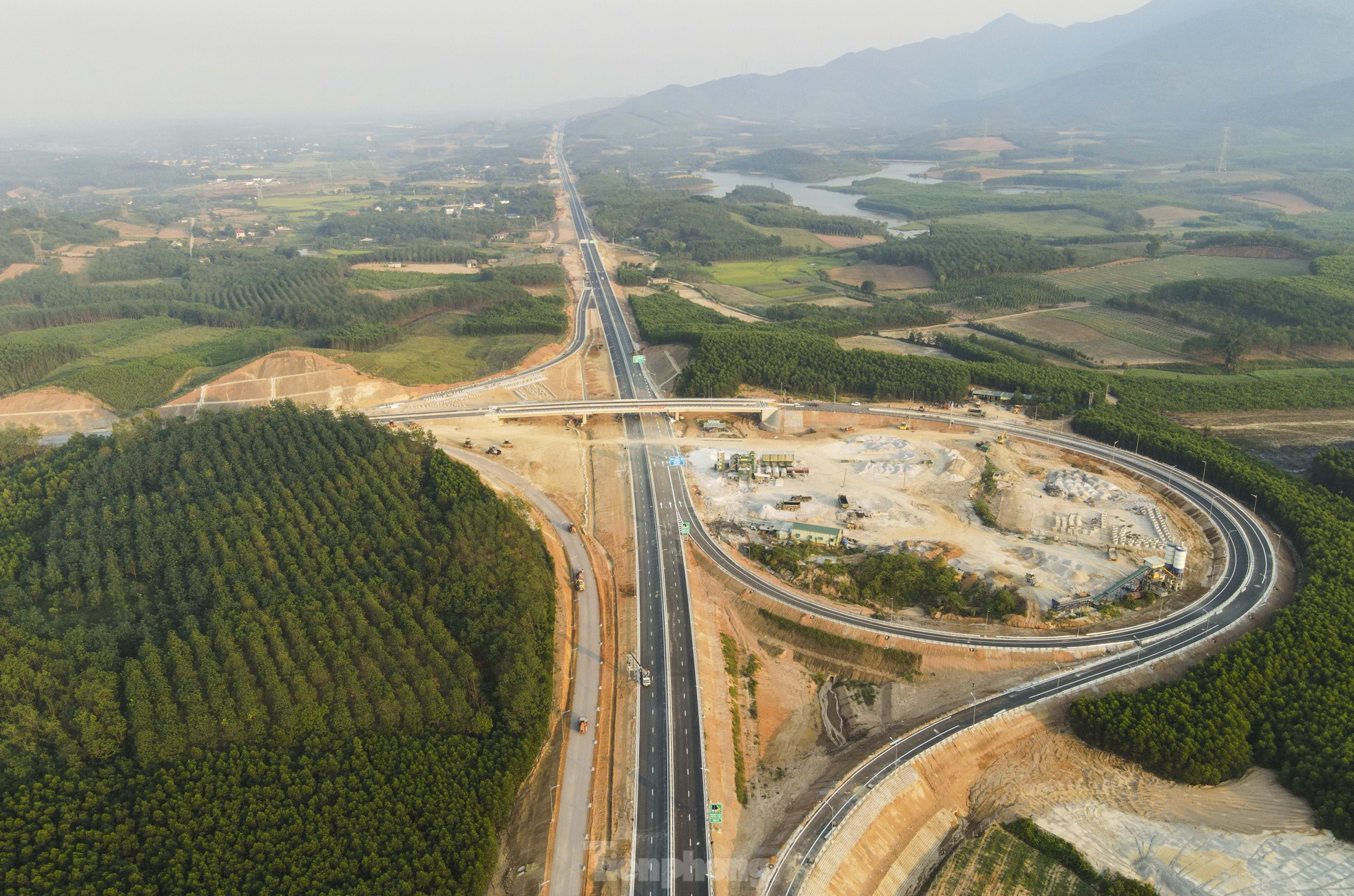 Cao tốc Bùng - Vạn Ninh có điểm đầu tại Km625+000, khớp nối với điểm cuối dự án thành phần đoạn Vũng Áng - Bùng, thuộc địa phận xã Cự Nẫm (huyện Bố Trạch, Quảng Bình). Điểm cuối tại Km674+556, khớp nối với điểm đầu dự án thành phần đoạn Vạn Ninh - Cam Lộ thuộc địa phận xã Vạn Ninh (huyện Quảng Ninh). Trong hình là nút giao tại xã Cự Nẫm (huyện Bố Trạch).