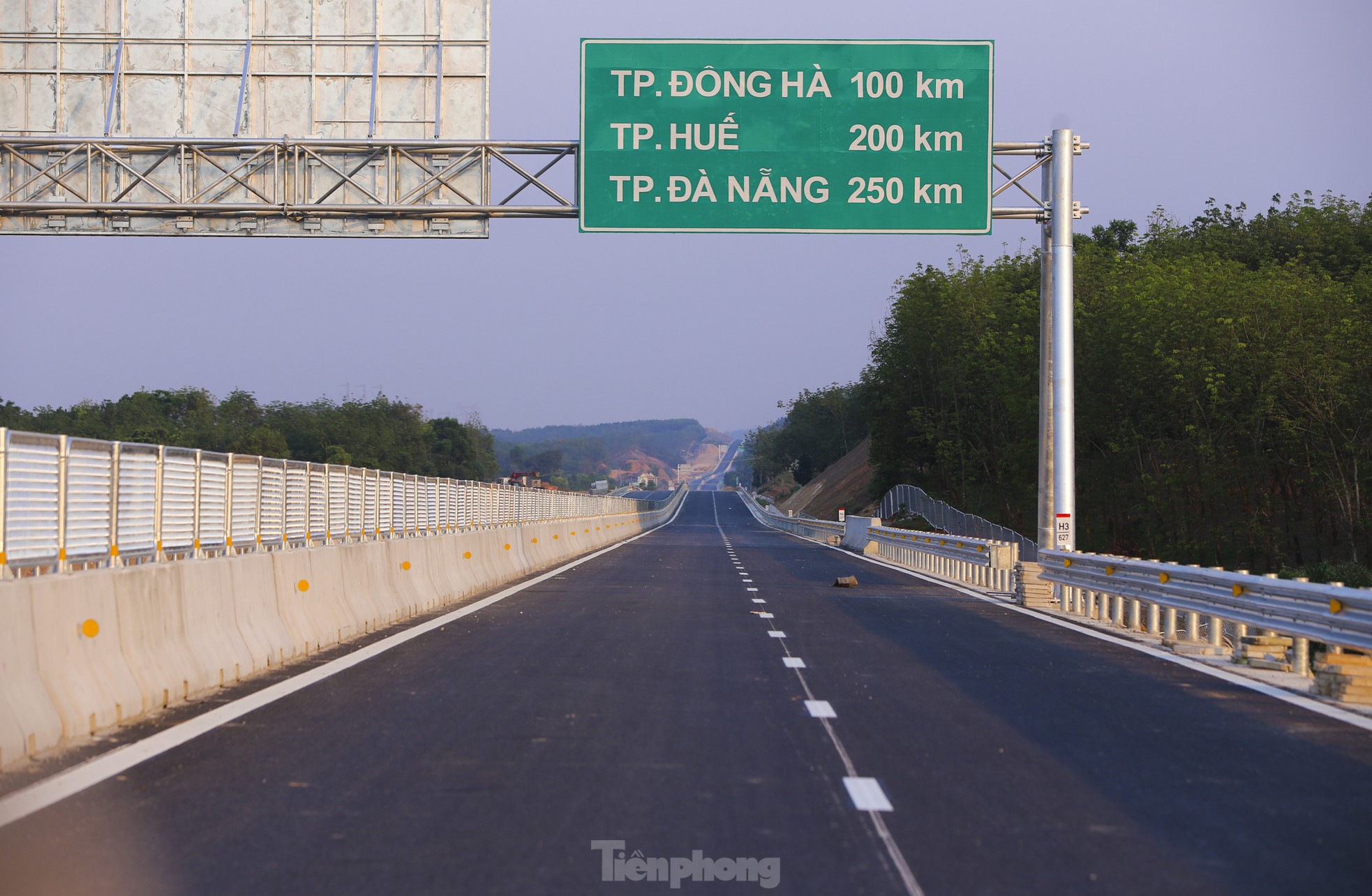 Đại diện Ban Quản lý dự án 6 cho biết, sau hơn 2 năm thi công, đến nay dự án đạt gần 100% khối lượng công việc và thông xe kỹ thuật hôm 19/4 vừa qua. Hiện các đơn vị thực hiện dự án đang thảm lớp bê tông nhựa cuối các nút giao còn lại, lắp đặt hàng rào bảo vệ, xây mái taluy trên toàn tuyến.