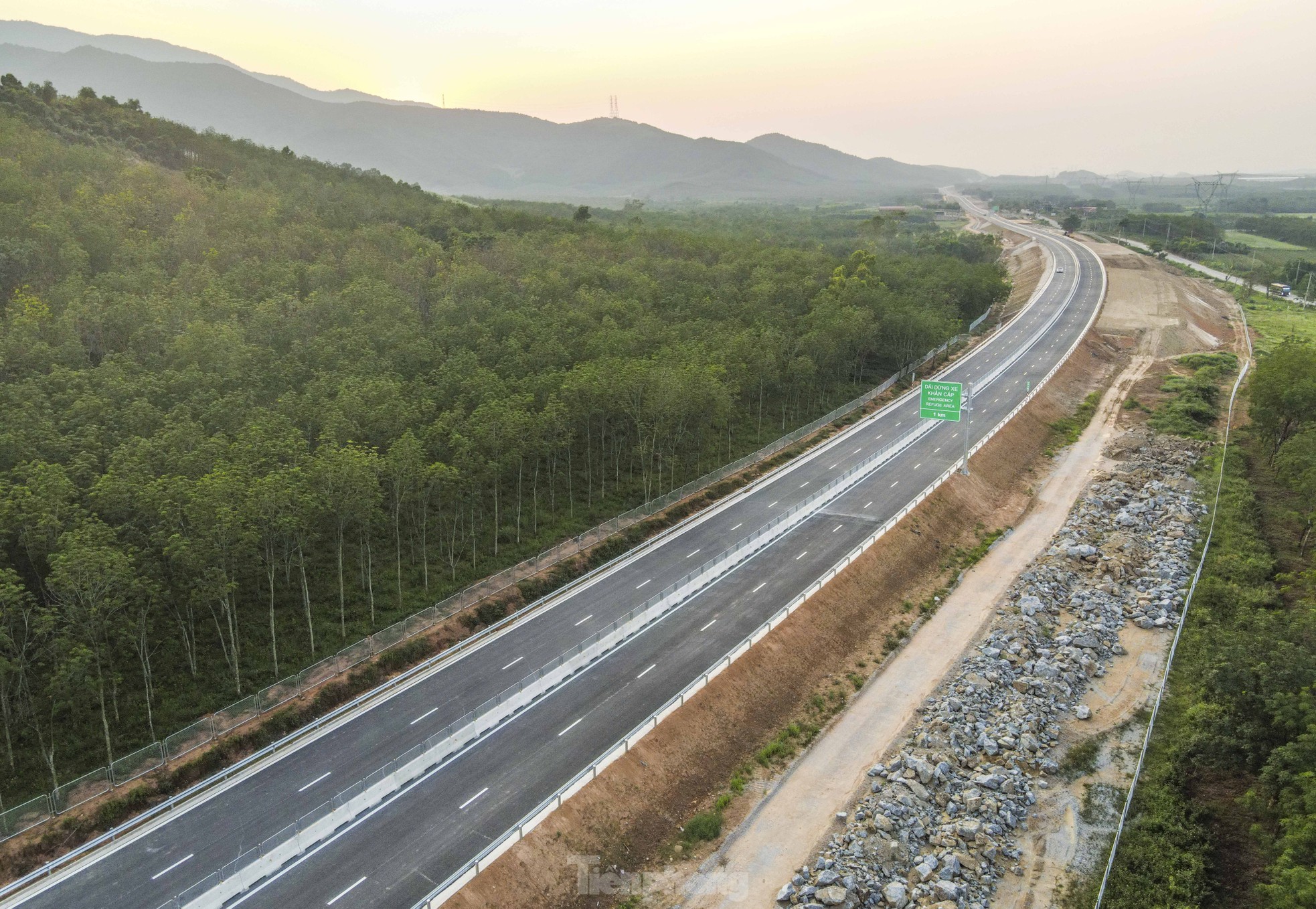 Cao tốc Bùng - Vạn Ninh dự kiến sẽ đưa vào khai thác tuyến chính ngày 28/4 tới đây, hoàn thành dự án trước 30/6.