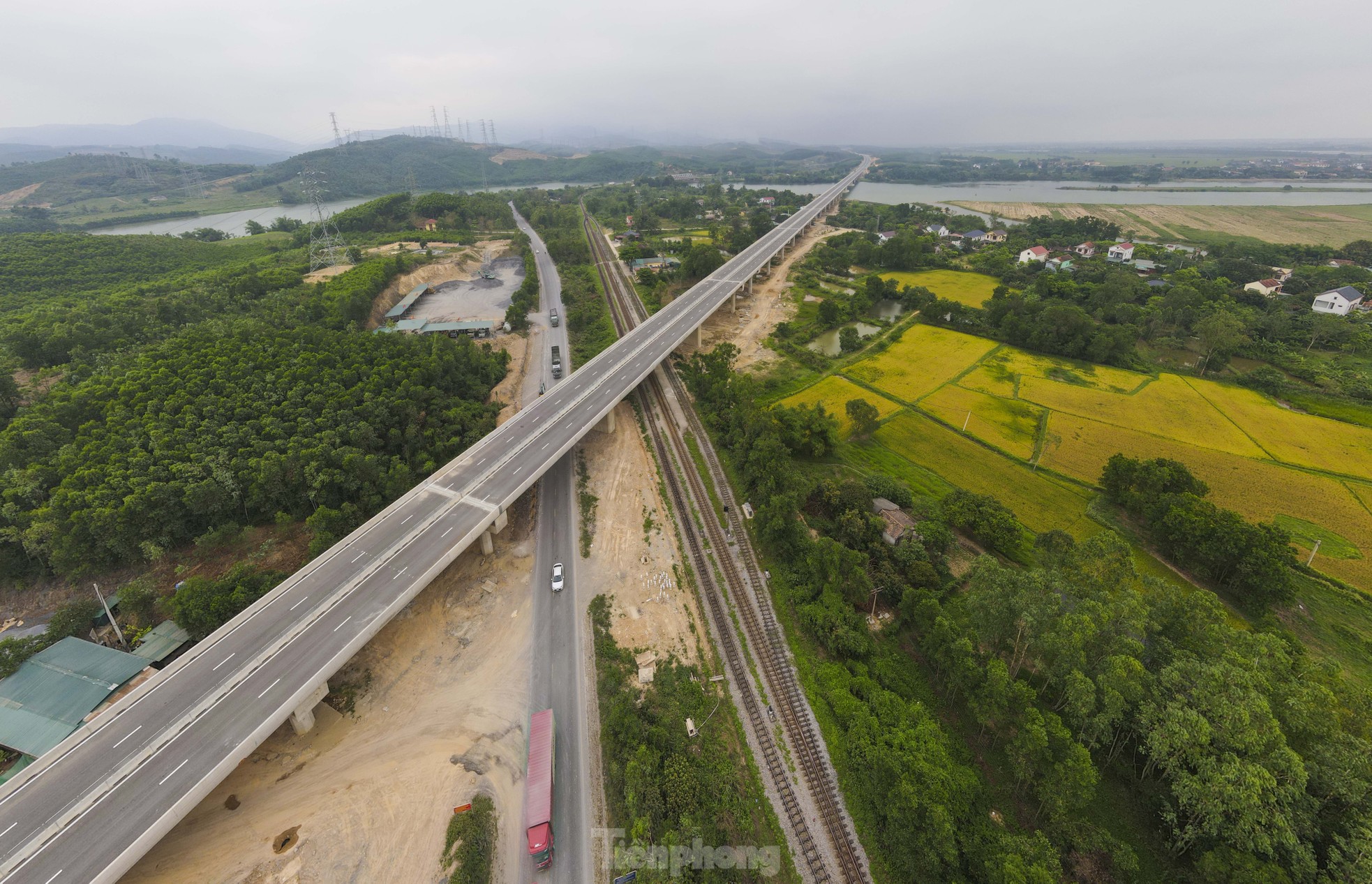 Trên tuyến có 31 cầu, 38 hầm chui dân sinh. Trong hình, cao tốc Bùng - Vạn Ninh nhiều vị trí giao cắt đường Hồ Chí Minh và đường sắt Bắc Nam hoặc chạy song song với tuyến đường lớn.