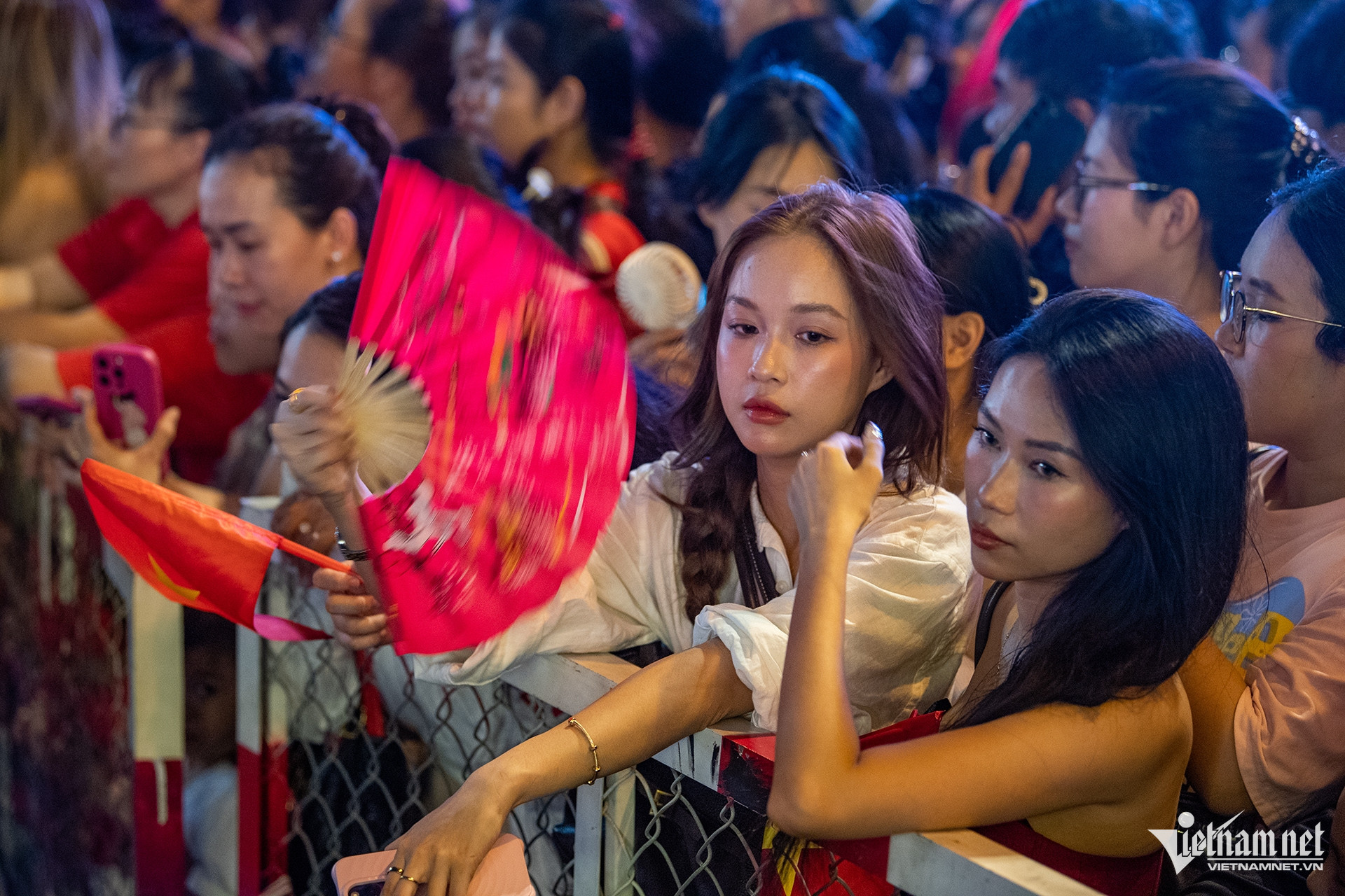 Thời tiết tại TPHCM khá nóng, hơn 34 độ C, nhiều bạn trẻ mang theo quạt tay. 