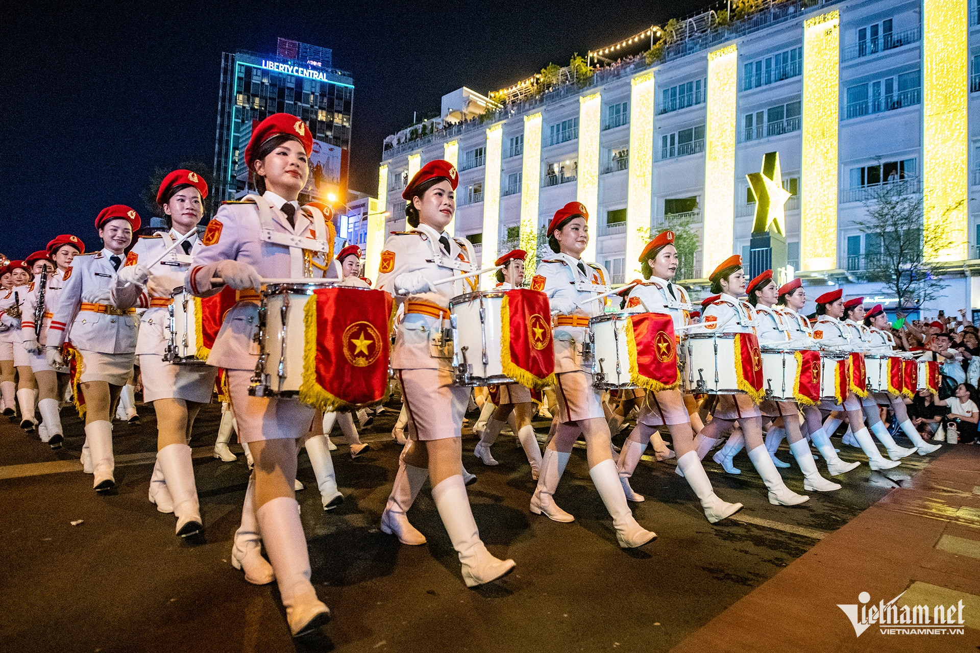 Các khối xuất phát từ đường Lê Duẩn, đi qua Hội trường Thống nhất, tỏa đi 4 hướng và tập kết tại 4 điểm gồm: Bến Bạch Đằng, công viên Tao Đàn, sân vận động Hoa Lư và công viên Lê Văn Tám.