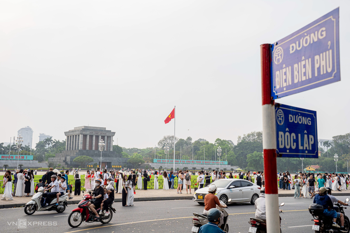Tại đường Độc Lập và trước Lăng Bác, rất đông người dân trong trang phục áo dài cầm cờ Tổ quốc đứng chụp ảnh kỷ niệm bên ngoài hàng rào. Địa điểm đặc biệt đông vào những hôm thời tiết có nắng đẹp.