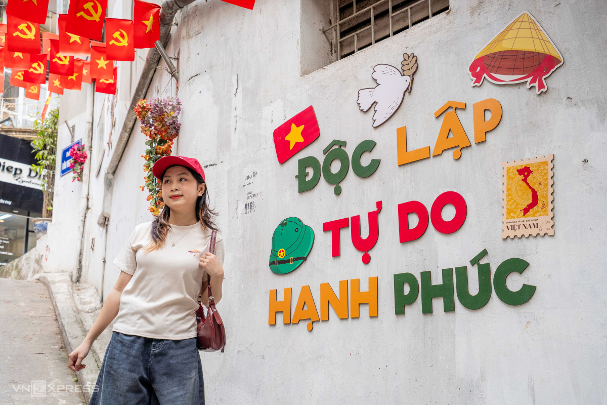 Lê Thu Hà, 20 tuổi, đi 11 km từ Nam Từ Liêm tới ngõ chụp hình, lựa chọn đi vào ngày trong tuần để ít người chụp hơn. Mình đi chụp vào ngày trong tuần nhưng lượng người đến vẫn khá đông, Hà nói.