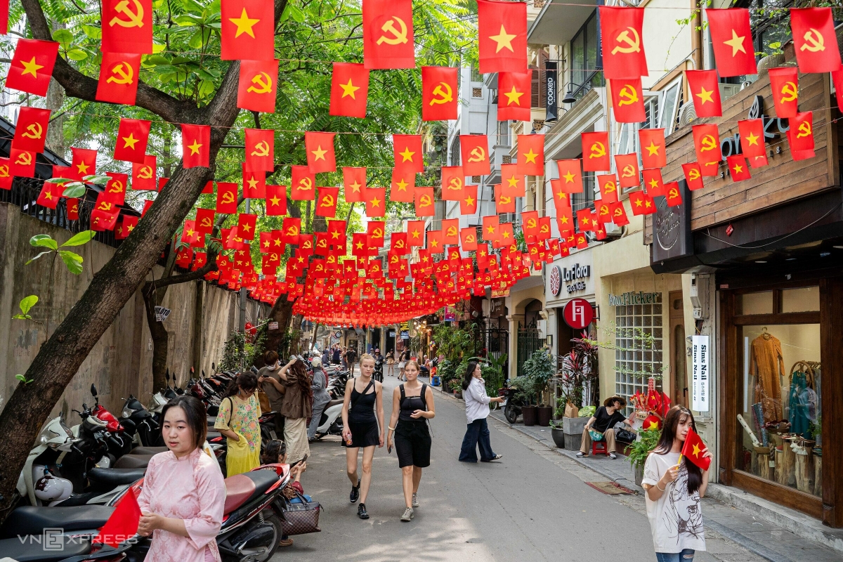 Phố Ấu Triệu, quận Hoàn Kiếm, dài khoảng 200 m treo nhiều cờ đỏ sao vàng trên cao. Con phố nằm cạnh nhà thờ Lớn nên thu hút đông du khách trong và ngoài nước đến vui chơi, chụp ảnh tại Hà Nội những ngày gần đây.