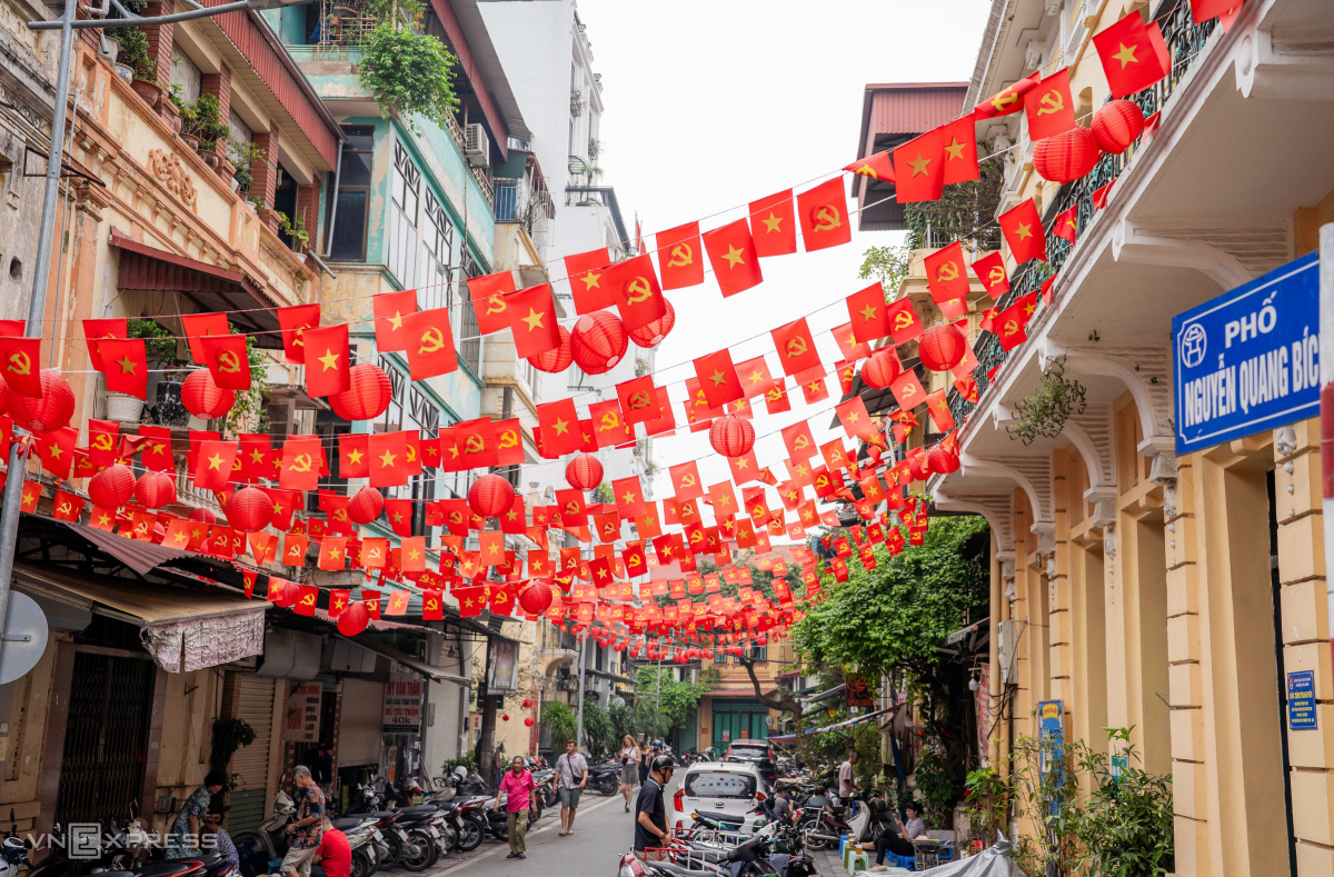 Phố Nguyễn Quang Bích có nhiều ngôi biệt thự Pháp cổ cũng được trang trí nhiều cờ đỏ, là điểm đến nổi bật từ giữa tháng 4.