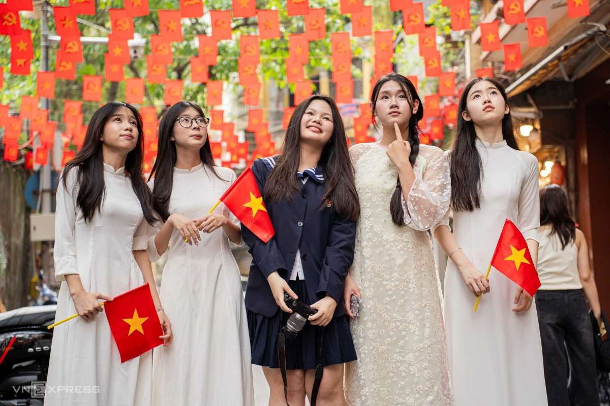 Nhóm bạn của Phương Linh, 16 tuổi, gồm 5 thành viên, lựa chọn trang phục áo dài, kèm theo cờ, mũ nón. Vì quãng đường khá xa bọn mình phải đi từ đầu giờ chiều với hy vọng sẽ ít người, thuận tiện chụp ảnh, Linh nói.