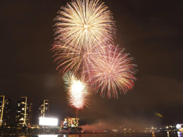 Đông nghịt người đội mưa xem pháo hoa 30/4 ở TP HCM