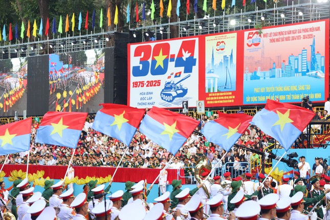 Tổng duyệt diễu binh, diễu hành 50 năm ngày thống nhất non sông: Tiêm kích Su-30MK2 thả bẫy nhiệt khi tiến vào TPHCM - 33