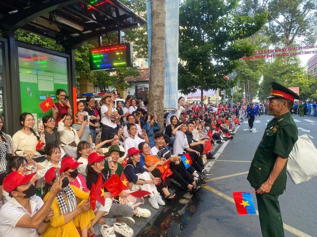 Tổng duyệt diễu binh, diễu hành 50 năm ngày thống nhất non sông: Tiêm kích Su-30MK2 thả bẫy nhiệt khi tiến vào TPHCM - 40
