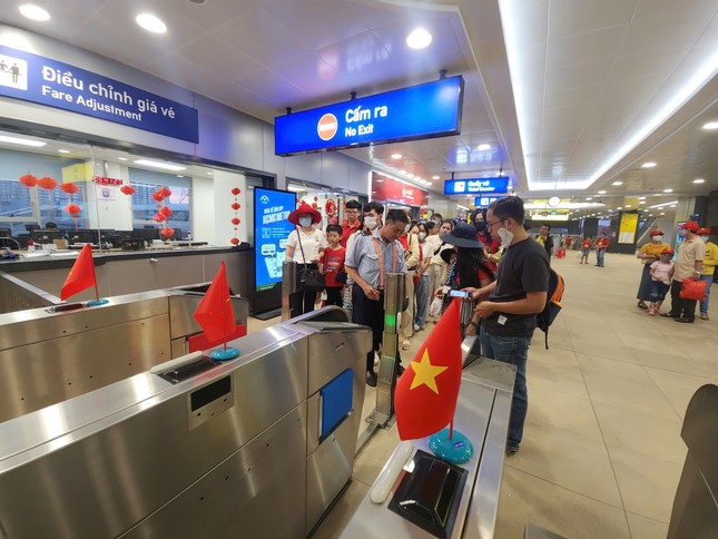 Tổng duyệt diễu binh, diễu hành 50 năm ngày thống nhất non sông: Tiêm kích Su-30MK2 thả bẫy nhiệt khi tiến vào TPHCM - 47