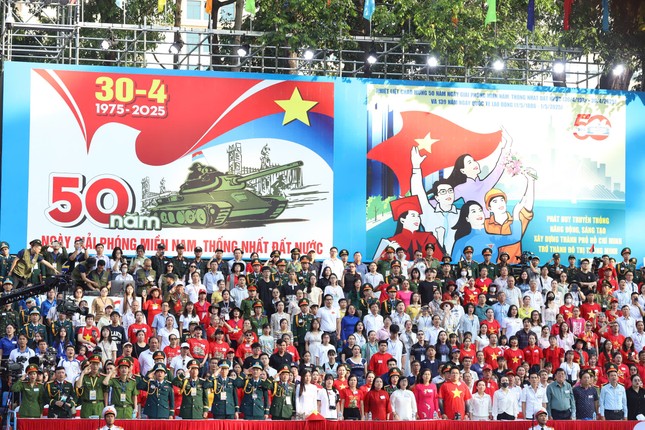 Tổng duyệt diễu binh, diễu hành 50 năm ngày thống nhất non sông: Tiêm kích Su-30MK2 thả bẫy nhiệt khi tiến vào TPHCM - 32