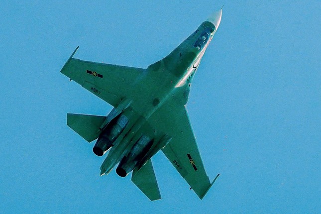 Tổng duyệt diễu binh, diễu hành 50 năm ngày thống nhất non sông: Tiêm kích Su-30MK2 thả bẫy nhiệt khi tiến vào TPHCM - 45