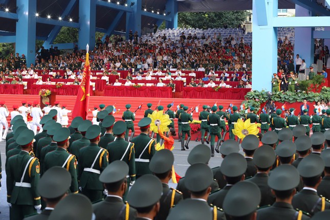 Tổng duyệt diễu binh, diễu hành 50 năm ngày thống nhất non sông: Tiêm kích Su-30MK2 thả bẫy nhiệt khi tiến vào TPHCM - 31