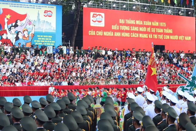 Tổng duyệt diễu binh, diễu hành 50 năm ngày thống nhất non sông: Tiêm kích Su-30MK2 thả bẫy nhiệt khi tiến vào TPHCM - 35