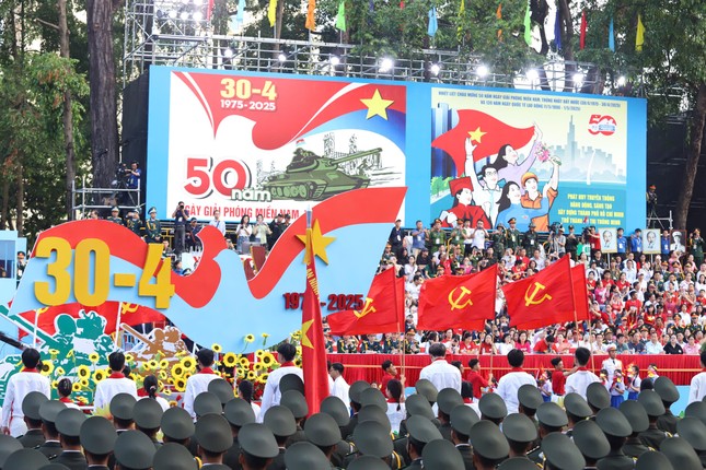 Tổng duyệt diễu binh, diễu hành 50 năm ngày thống nhất non sông: Tiêm kích Su-30MK2 thả bẫy nhiệt khi tiến vào TPHCM - 34