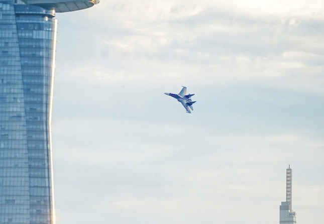 Tổng duyệt diễu binh, diễu hành 50 năm ngày thống nhất non sông: Tiêm kích Su-30MK2 thả bẫy nhiệt khi tiến vào TPHCM - 44