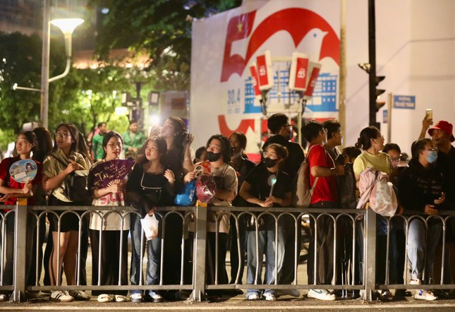 Tổng duyệt diễu binh, diễu hành 50 năm ngày thống nhất non sông: Tiêm kích Su-30MK2 thả bẫy nhiệt khi tiến vào TPHCM - 50