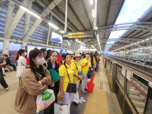 Tổng duyệt diễu binh, diễu hành 50 năm ngày thống nhất non sông: Tiêm kích Su-30MK2 thả bẫy nhiệt khi tiến vào TPHCM - 48