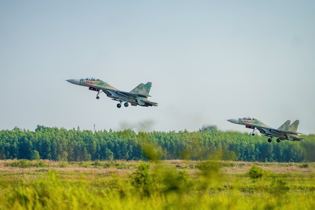 Tổng duyệt diễu binh, diễu hành 50 năm ngày thống nhất non sông: Tiêm kích Su-30MK2 thả bẫy nhiệt khi tiến vào TPHCM - 36
