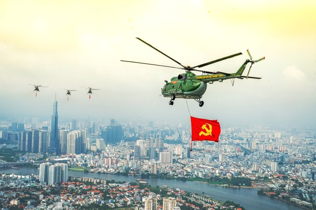 Tổng duyệt diễu binh, diễu hành 50 năm ngày thống nhất non sông: Tiêm kích Su-30MK2 thả bẫy nhiệt khi tiến vào TPHCM - 37