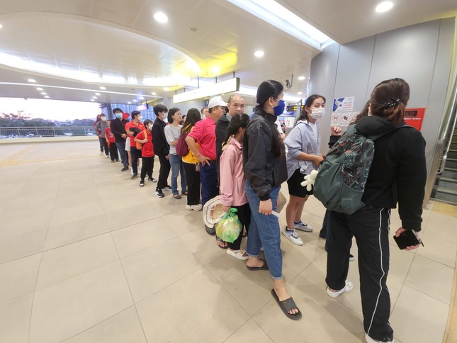 Tổng duyệt diễu binh, diễu hành 50 năm ngày thống nhất non sông: Tiêm kích Su-30MK2 thả bẫy nhiệt khi tiến vào TPHCM - 46