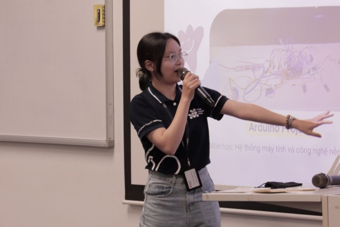 Hoàng Anh trình bày tại một workshop khi hỗ trợ học tập cho sinh viên ngành Công nghệ thông tin. Ảnh: Nhân vật cung cấp