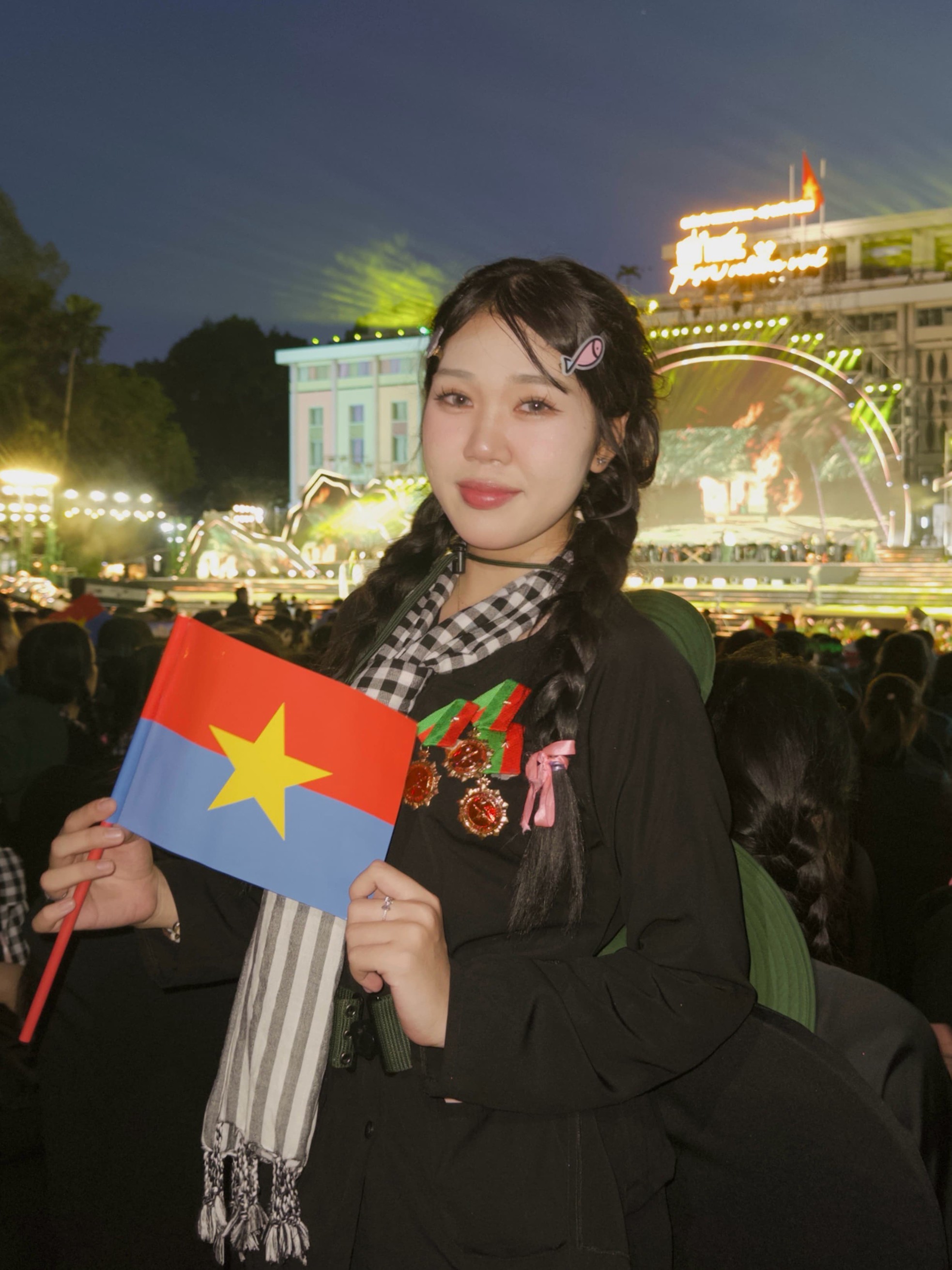 Không chỉ sinh cùng một ngày, học cùng nhau từ cấp 1 đến cấp 3, đôi bạn Trung Hiếu và Thảo Ly còn đồng hành cùng nhau trong chiến dịch A50 đầy vinh dự. Ảnh: NVCC.
