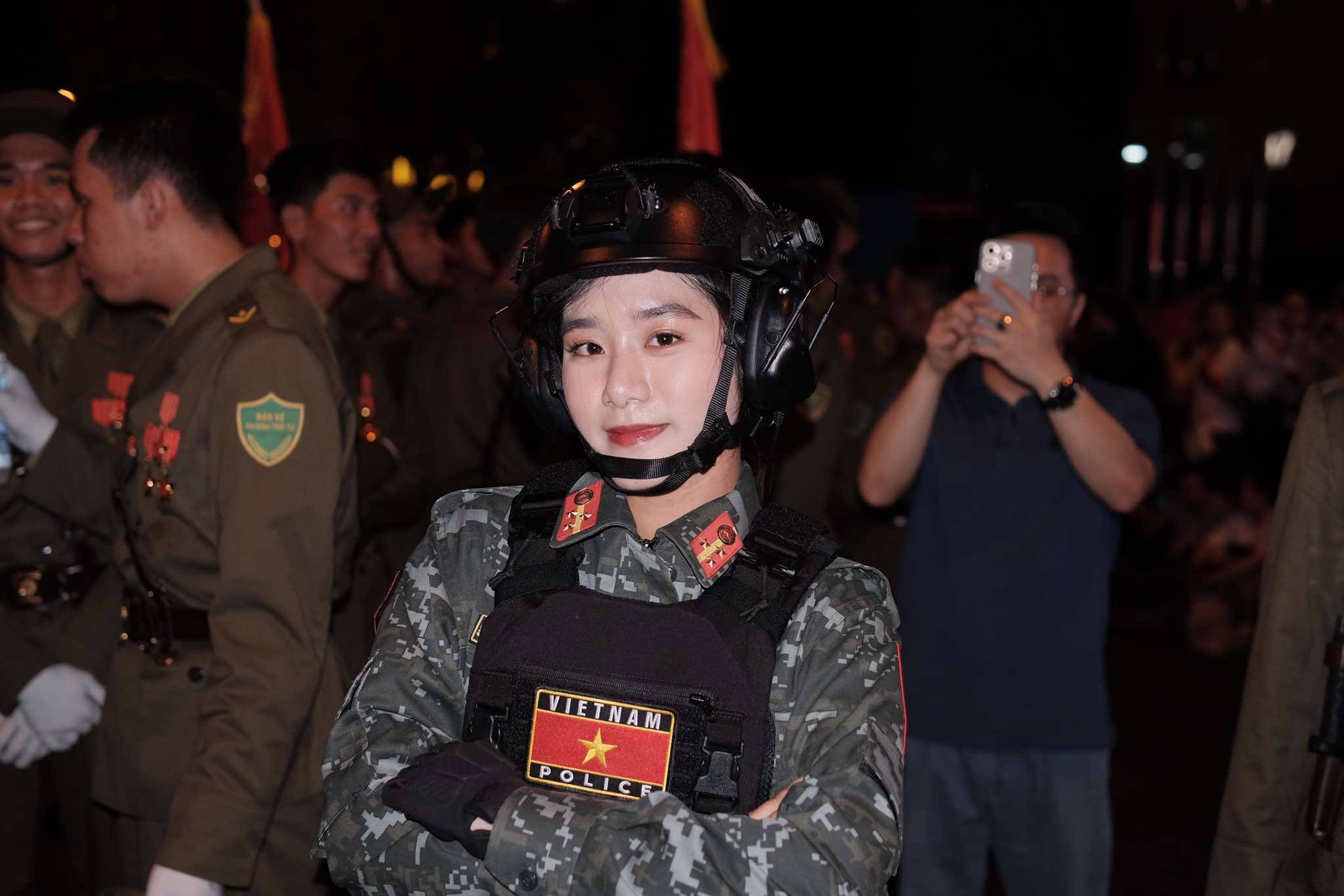 Giữa tiếng hò reo cổ vũ vang dội, từng bước chân của các chiến sĩ như Tuyên Tuyên đã được tiếp thêm sức mạnh, khiến 5 tháng rèn luyện trở nên thật đáng giá. Ảnh: NVCC.
