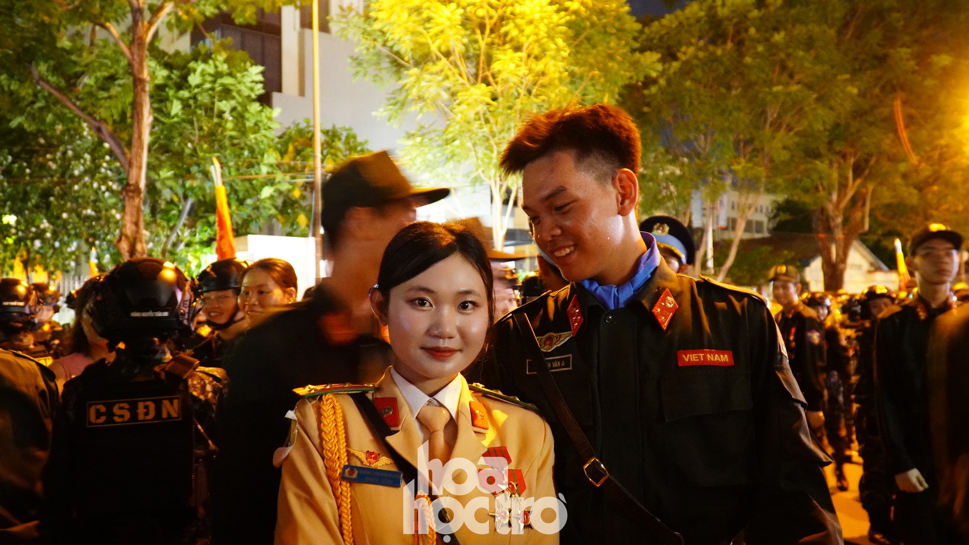 Cả Như Quỳnh và Đức Việt đều không thể giấu được niềm tự hào và hạnh phúc khi diễu binh, diễu hành trong tiếng động viên của người dân.