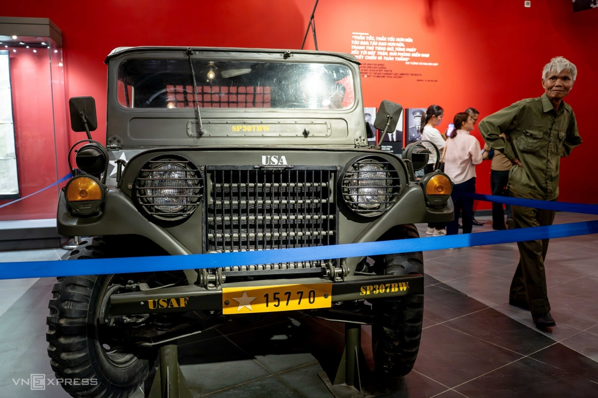 Chiếc xe Jeep mang số hiệu 15770 thu hút nhiều khách tham quan không chỉ bởi thiết kế độc đáo mang phong cách thời chiến. Đây là chiếc xe được Đại úy Phạm Xuân Thệ cùng đồng đội sử dụng đưa tổng thống Dương Văn Minh sang Đài phát thanh đọc lời tuyên bố đầu hàng.