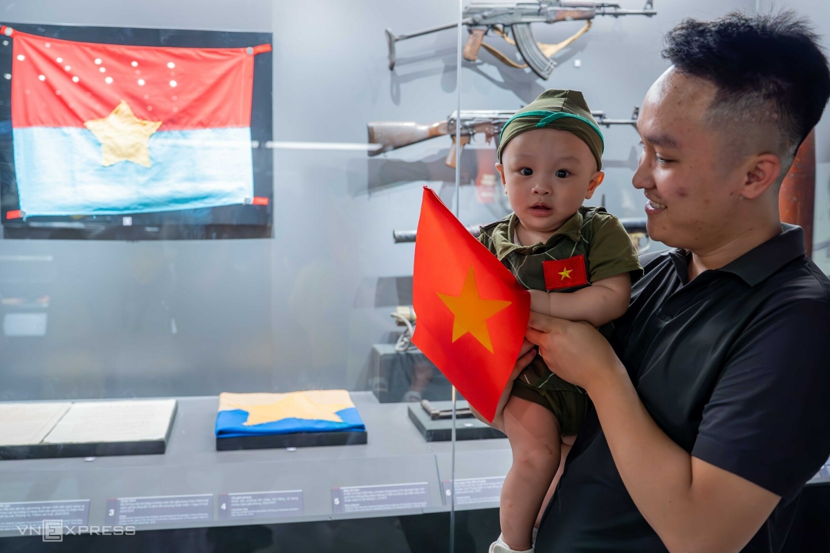 Gia đình anh Duy Tùng ở Đan Phượng diện trang phục người lính với lá cờ đỏ sao vàng cho bạn nhỏ 8 tháng tuổi. Đây là dịp lễ lớn đầu tiên con mình được tham gia vì vậy mình đưa con tới bảo tàng để có những bức hình thật ý nghĩa, anh Tùng nói.