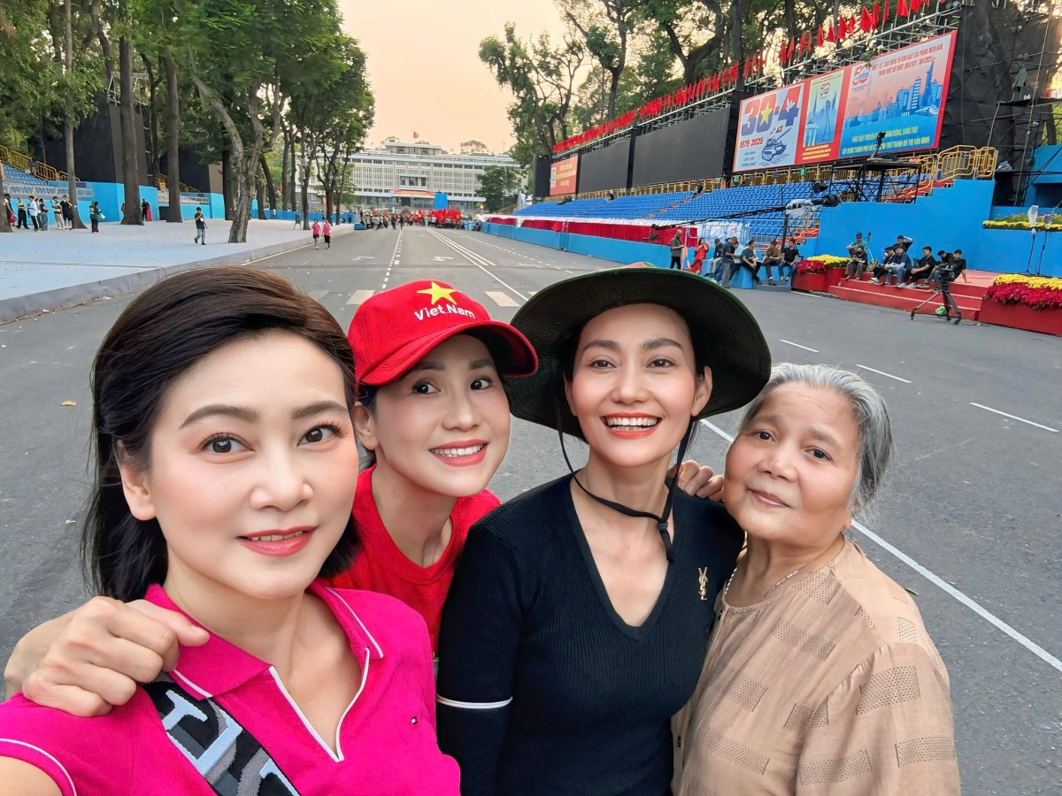 Nghệ sĩ Lê Thiện, Hạnh Thúy, Đào Vân Anh, Tuyết Thu (từ phải qua) háo hức tập diễu binh trước giờ diễn ra Lễ kỷ niệm 50 năm giải phóng miền Nam thống nhất đất nước vào sáng sớm 30/4.