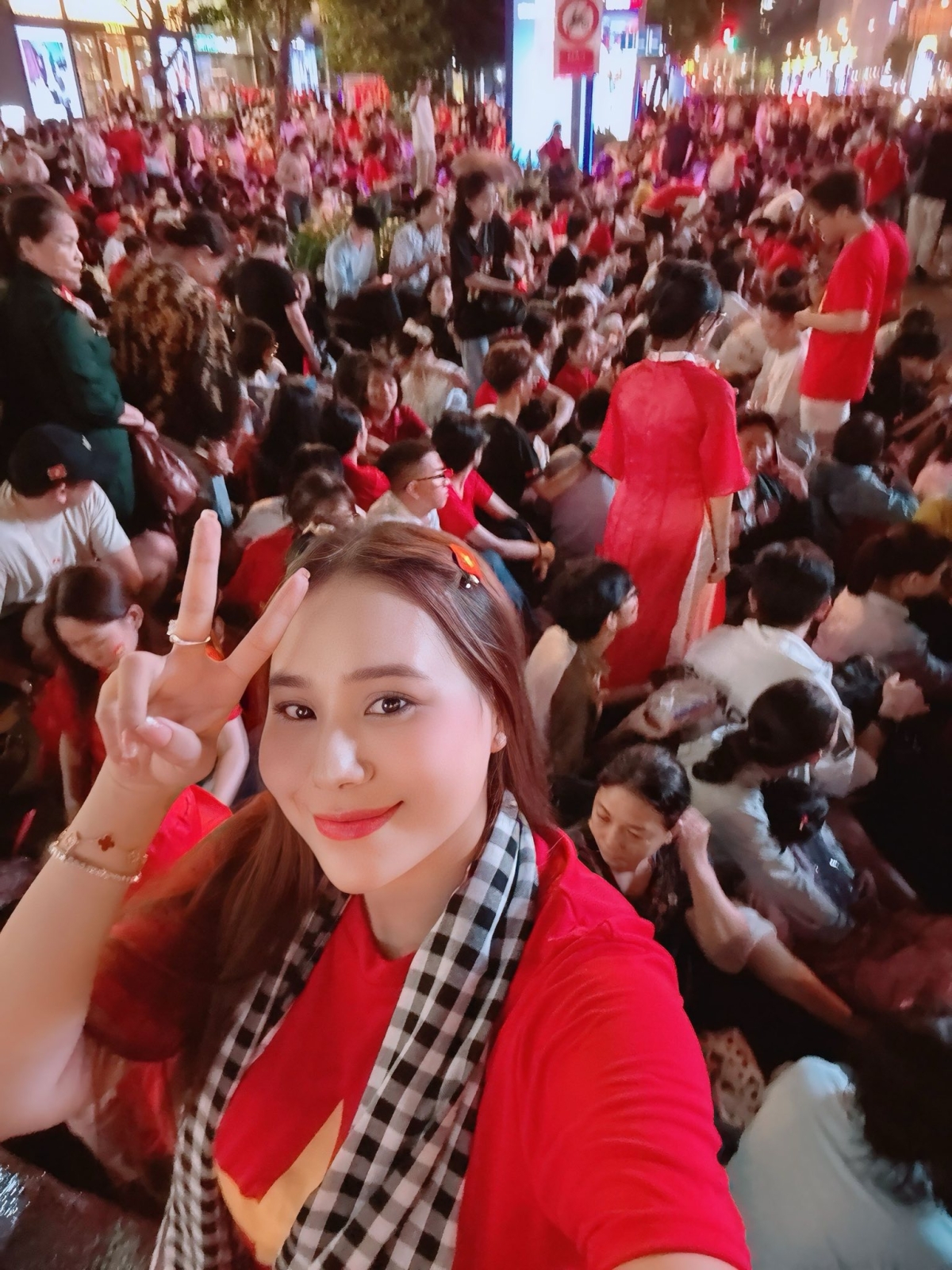 Tối 29/4, diễn viên Hồ Bích Trâm hòa cùng dòng người xuống đường chờ xem diễu binh mừng đại lễ 30/4.