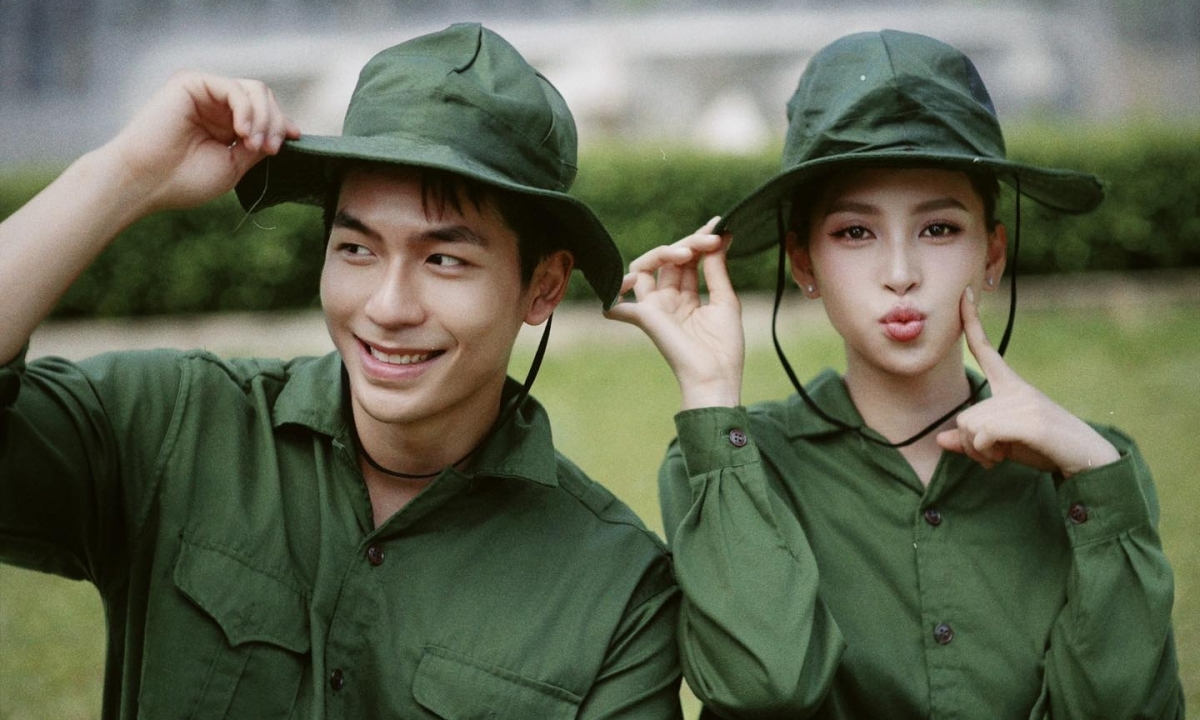 Hân hoan chờ đợi ngày kỷ niệm 50 năm đất nước thống nhất, Hoa hậu Tiểu Vy - diễn viên Quốc Anh rủ nhau thực hiện bộ ảnh hai thanh niên xung phong trong Dinh Độc Lập.